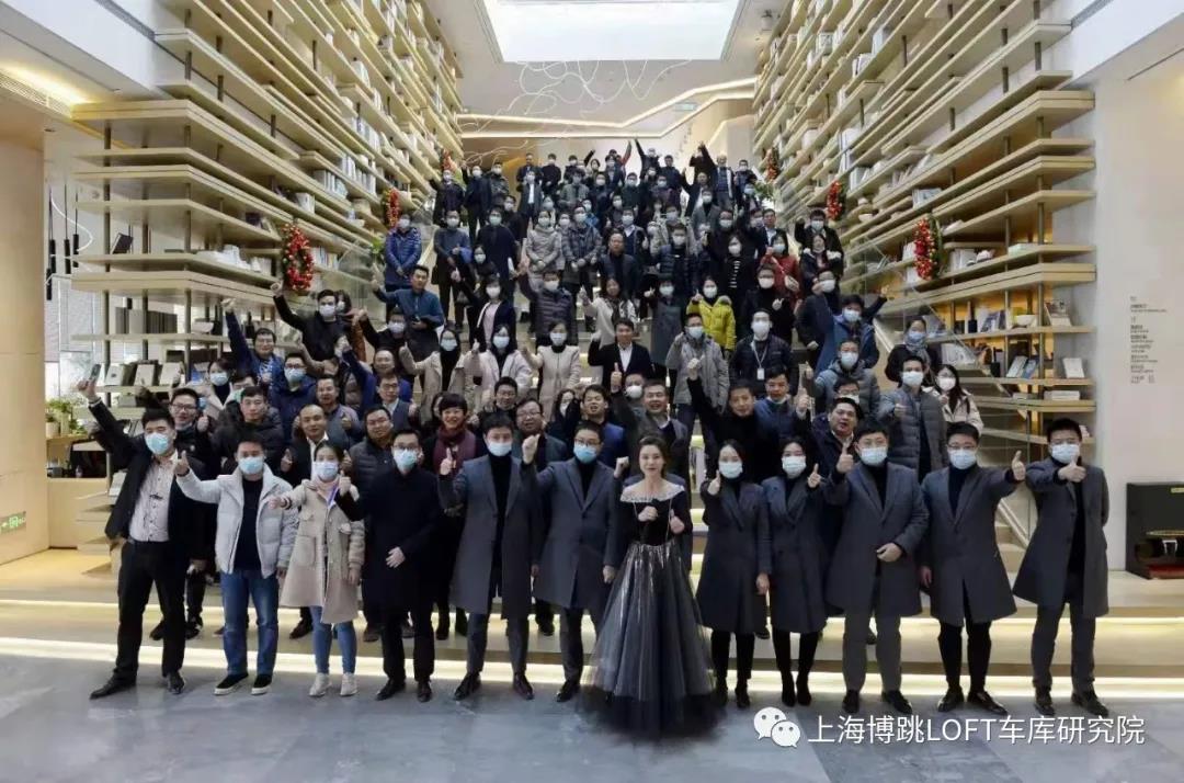 柳州全国一百多人在华侨城汉口道6号参观研讨LOFT专利车库技术！